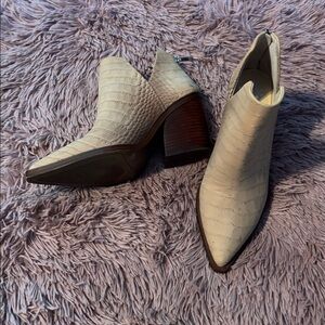 Vince Camuto Cream Textured Ankle Boots